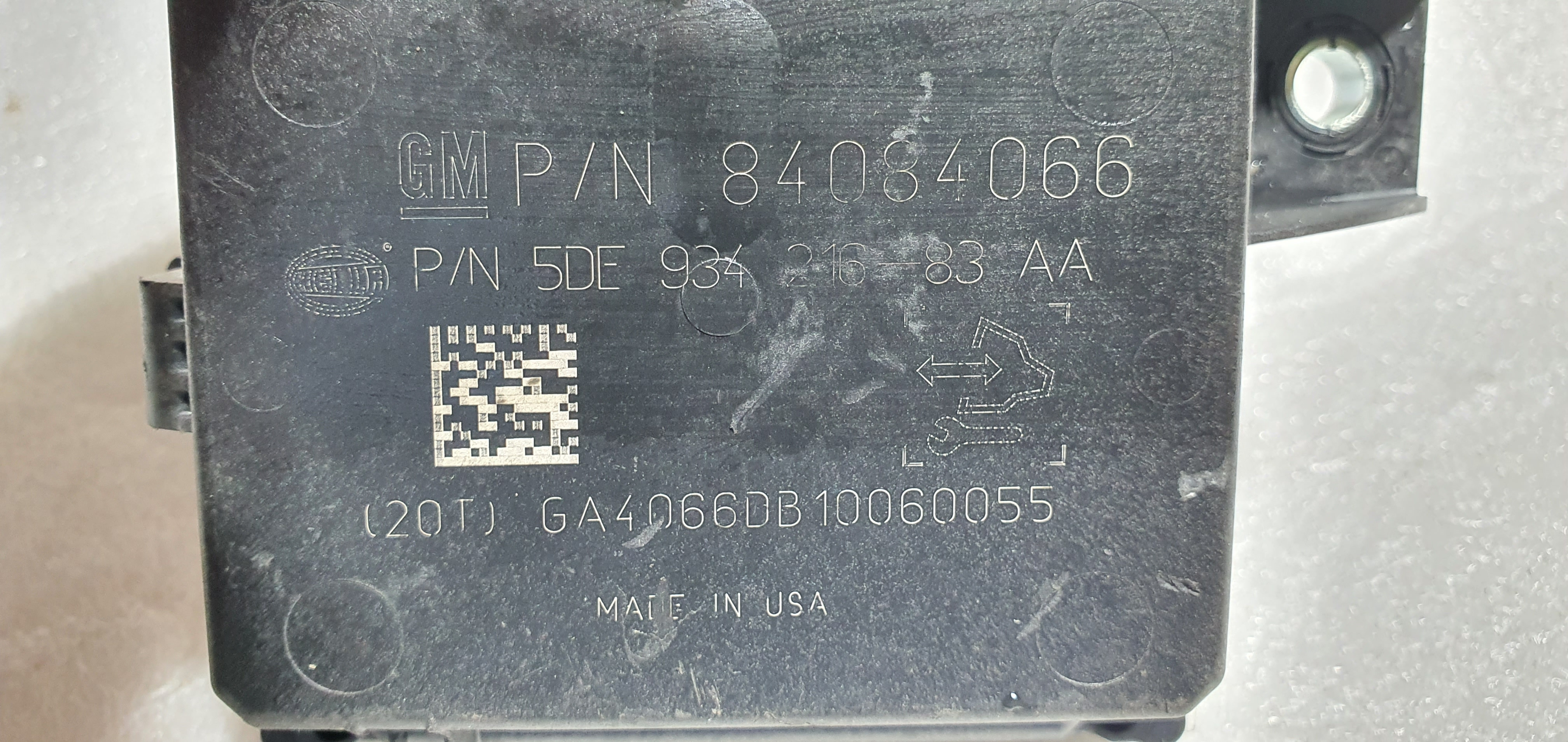 カメオルース　⑥ OE Genuine Nissan Black w/ Chrome Logo Center Cap 40342