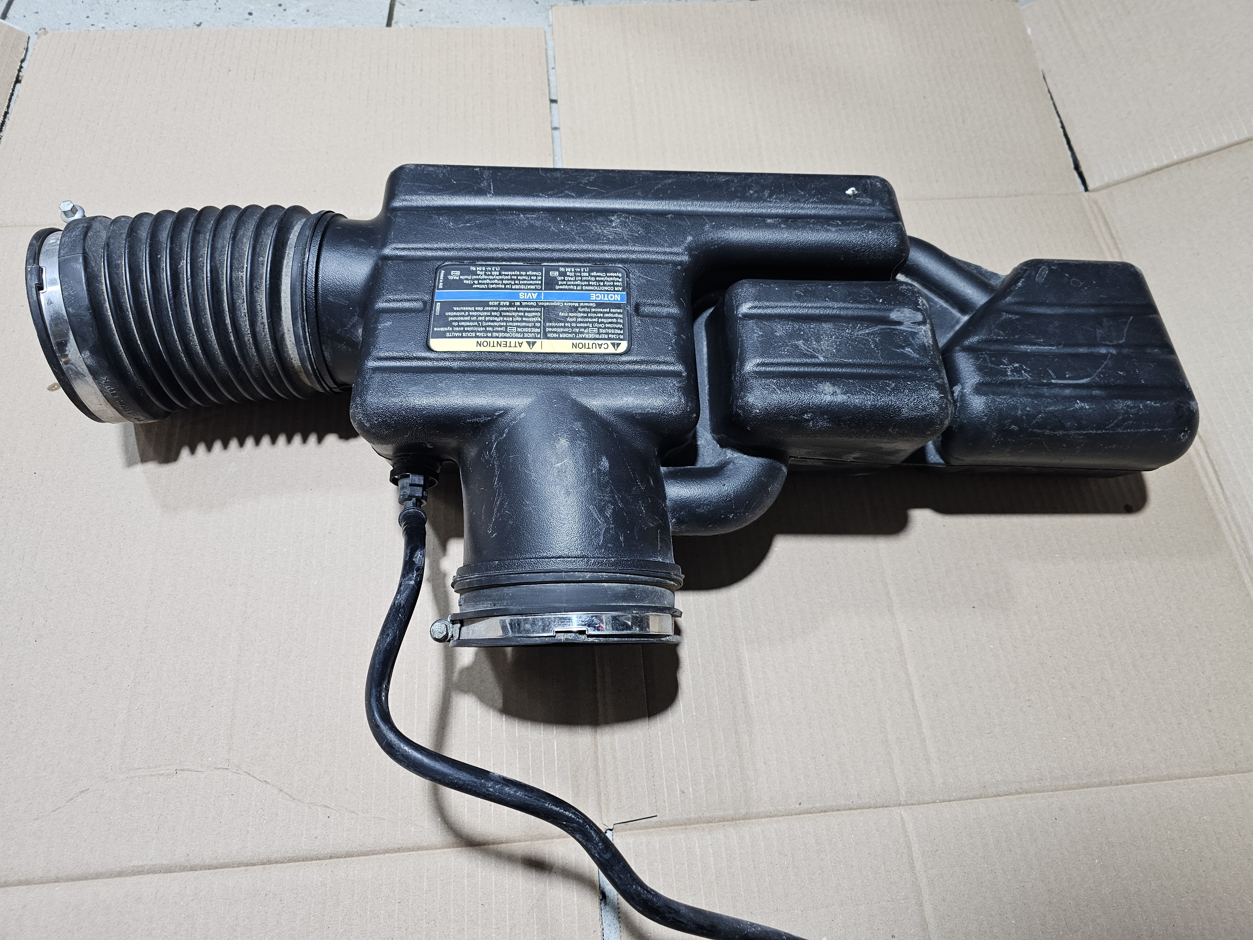 PONTIAC G8 GT CHEVROLET SS AIR CLEANER FILTER BOX RESONATOR 2008-2014 GM  92066878