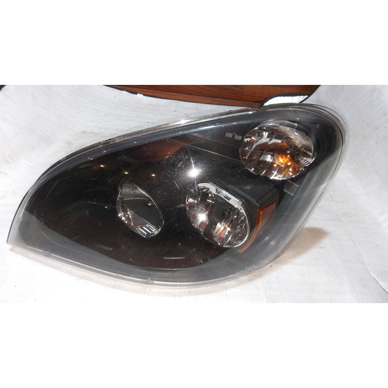 freightliner-cascadia-left-led