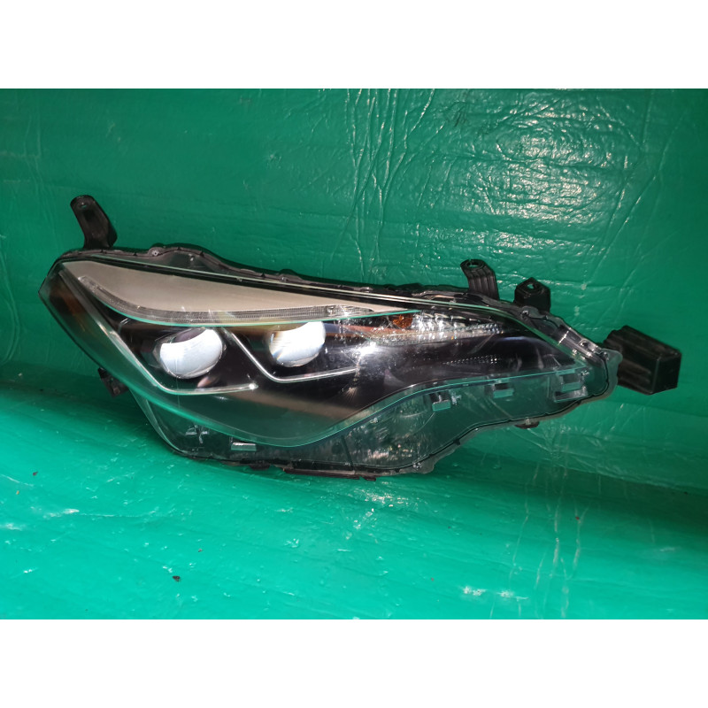 toyota-corolla-right-full-led-